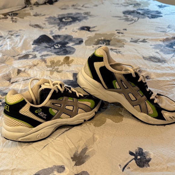 Asics Black and Green Running Shoes - Picture 1 of 4